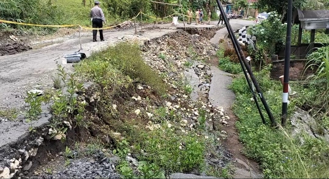 Jalan rusak yang ambles di Desa Kebonsari, Kecamatan Kademangan, Kabupaten Blitar, Jawa Timur, yang mengakibatkan akses jalan ditutup. (Foto: Achmad/Zunaedi)