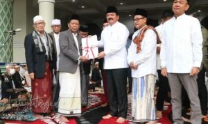 Menteri-ATR-BPN-saat-menyerahkan-sertifikat-tanah-wakaf-Masjid