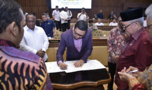 Ketua_Komisi_II_DPR_RI_Ahmad_Doli_Kurnia__saat_Rapat_Kerja_Pengambilan_Keputusan_Tingkat_I_dengan_Ke20240525143800