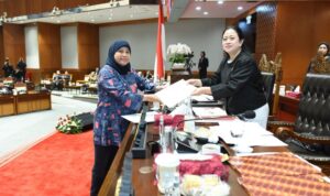 Ketua_DPR_RI_Puan_Maharani_saat_menerima_laporan_dari_Wakil_Ketua_Komisi_VIII_DPR_RI_Diah_Pitaloka_u20240604132733 (1)