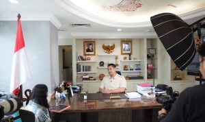 7057wawancara-dengan-koran-kompas-menpora-dito-sampaikan-target-program-kerja-100-hari-kemenpora-dalam-kabinet-merah-putih (1)