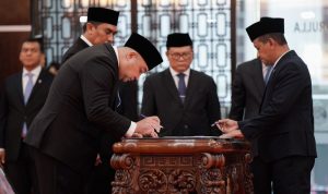 arsip-berita-lantik-dirjen-migas-kepala-bpma-menteri-bahlil-ingatkan-tidak-ada-visi-misi-menteri-melainkan-visi-misi-presiden-e5fp32w (1)