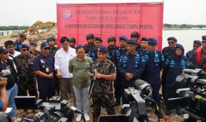 kkp-segel-pagar-laut-di-perairan-bekasi (1)