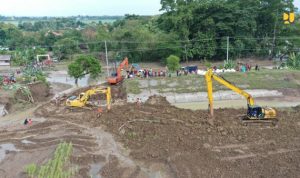 penanganan-banjir-demak-kementerian-pu-lakukan-perbaikan-darurat-2-titik-tanggul-jebol-sungai-tuntang-WhatsApp Image 2025-01-23 at 10.51.05