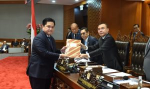 Wakil_Ketua_DPR_RI_Sufmi_Dasco_Ahmad__bersama_Menteri_BUMN_Erick_Thohir__usai_mengesahkan_Rancangan_20250204112256 (1)