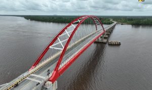 tingkatkan-konektivitas-di-kalimantan-barat-kementerian-pu-tuntaskan-pembangunan-jembatan-sungai-sambas-besar-WhatsApp Image 2025-02-03 at 15.52.07
