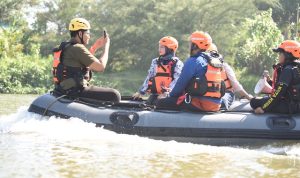 Wali Kota Kediri, Vinanda Prameswati, melakukan peninjauan langsung ke Sungai Brantas guna memastikan kesiapan dalam menghadapi proses flushing dari Waduk Wlingi dan Lodoyo.