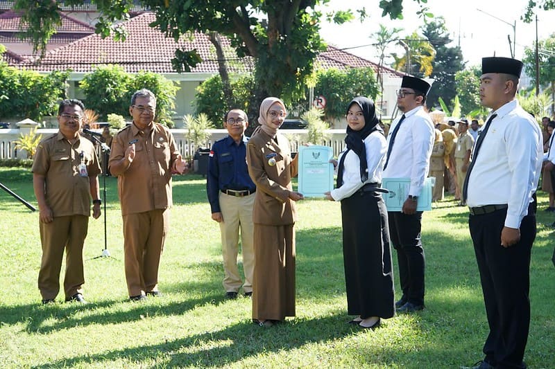 Wali Kota Kediri, Vinanda Prameswati, secara resmi menyerahkan SK kepada 25 CPNS dan 193 PPPK di Halaman Balai Kota.