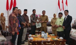 Bupati Bojonegoro Setyo Wahono saat menyambut kunjungan kerja dari Kabupaten Kutai Kertanegara Provinsi Kalimantan Timur.