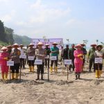Polres Tulungagung bekerja sama dengan Bhayangkari Cabang Tulungagung menggelar aksi bakti sosial dan penanaman mangrove di wilayah pesisir Pantai Sine, Desa Kalibatur, Kecamatan Kalidawir.