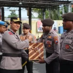 Kapolres Tulungagung, AKBP Muhammad Taat Resdi, melepas lima bintara Polri asal Papua untuk kembali ke Papua.