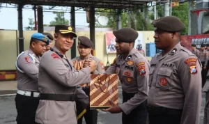Kapolres Tulungagung, AKBP Muhammad Taat Resdi, melepas lima bintara Polri asal Papua untuk kembali ke Papua.