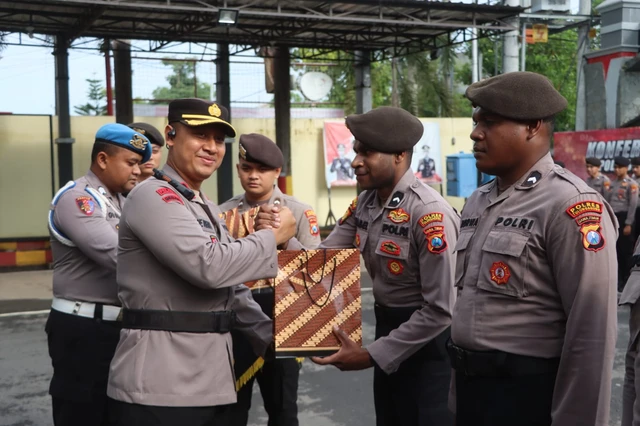 Kapolres Tulungagung, AKBP Muhammad Taat Resdi, melepas lima bintara Polri asal Papua untuk kembali ke Papua.