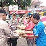Polresta Banyuwangi melalui Satuan Binmas melaksanakan aksi sosial "Jumat Berkah" dengan membagikan ratusan nasi kotak kepada warga di sejumlah lokasi di Kecamatan Giri dan Glagah, Kabupaten Banyuwangi.
