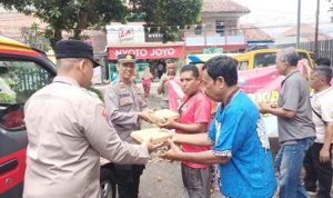 Polresta Banyuwangi melalui Satuan Binmas melaksanakan aksi sosial "Jumat Berkah" dengan membagikan ratusan nasi kotak kepada warga di sejumlah lokasi di Kecamatan Giri dan Glagah, Kabupaten Banyuwangi.