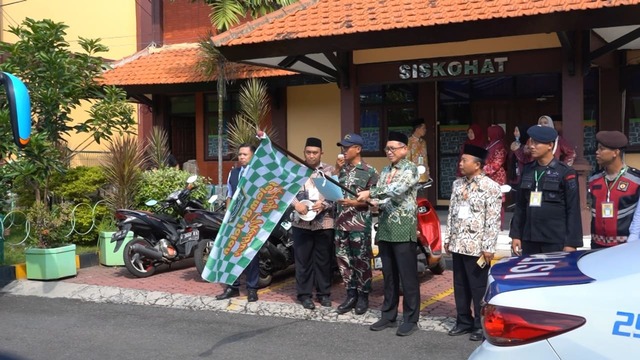 Jemaah haji yang diberangkatkan ke Surabaya.