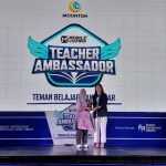 Penyerahan plakat simbol pembukaan program MLBB Teacher Ambassador di Surabaya.