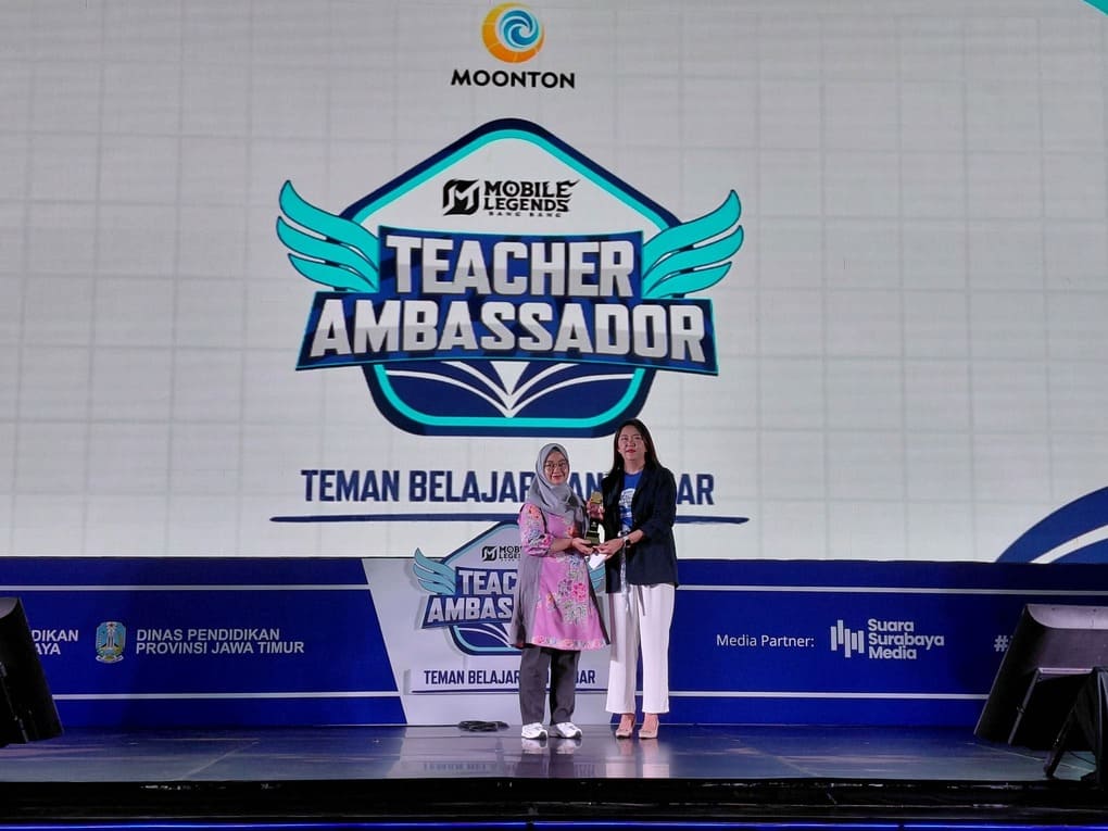 Penyerahan plakat simbol pembukaan program MLBB Teacher Ambassador di Surabaya.