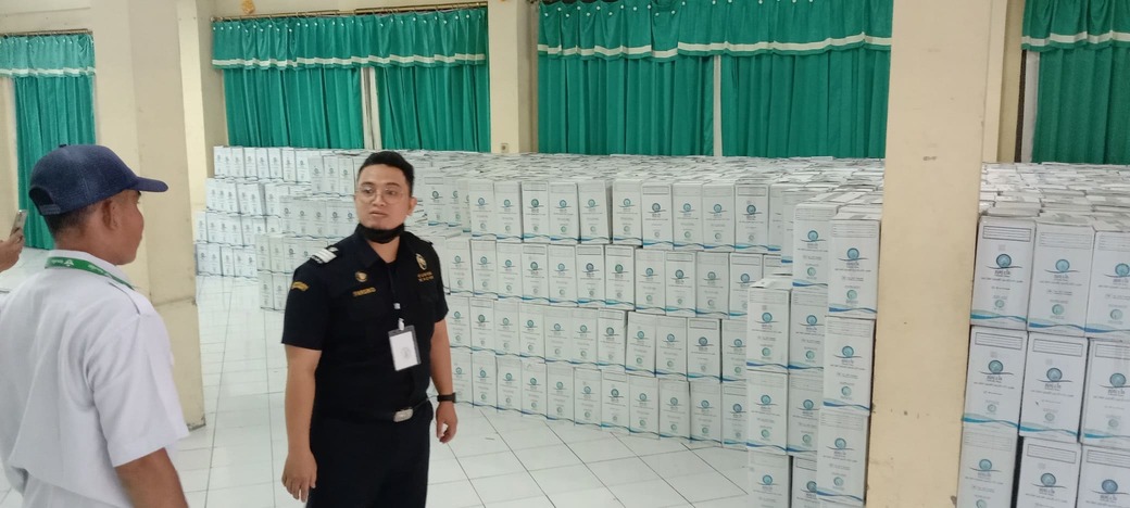 Air zam-zam yang telah sampai di Surabaya.