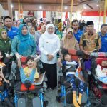 Gubernur Jatim, Khofifah Indar Parawansa saat menyerahkan bantuan ASPD di Pendopo Agung Kabupaten Bangkalan.