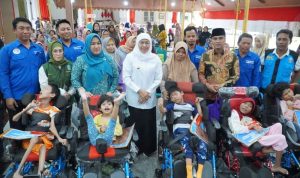 Gubernur Jatim, Khofifah Indar Parawansa saat menyerahkan bantuan ASPD di Pendopo Agung Kabupaten Bangkalan.