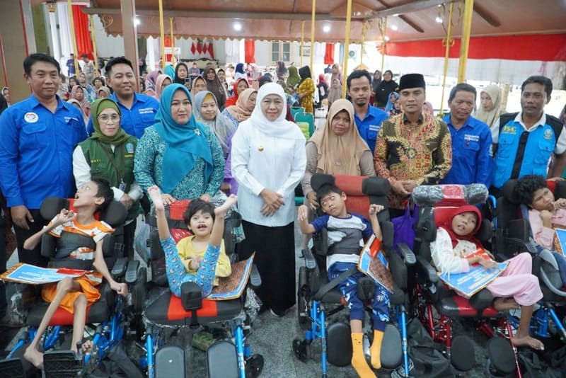 Gubernur Jatim, Khofifah Indar Parawansa saat menyerahkan bantuan ASPD di Pendopo Agung Kabupaten Bangkalan.