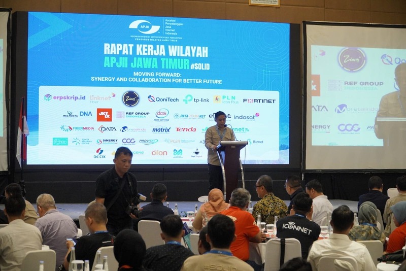 Rakerwil APJII Rabu (21/5/2025) di Hotel Santika Premiere Surabaya. (Foto: Pemprov Jatim)