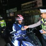 Bangkalan memberikan apresiasi berupa hadiah bagi pengendara yang mematuhi peraturan.