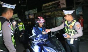 Bangkalan memberikan apresiasi berupa hadiah bagi pengendara yang mematuhi peraturan.