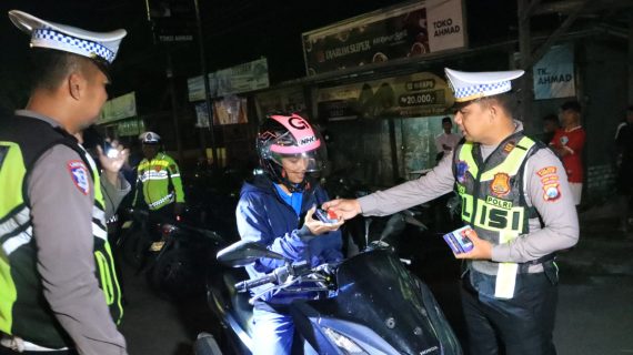 Bangkalan memberikan apresiasi berupa hadiah bagi pengendara yang mematuhi peraturan.