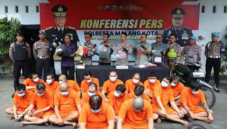 AKBP Oskar Syamsuddin, Wakil Kepala Polresta Malang Kota, dalam konferensi pers di Mapolresta.