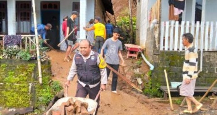 vakuasi dilanda banjir bandang dan tanah longsor pada Jumat (16/5/2025) malam.