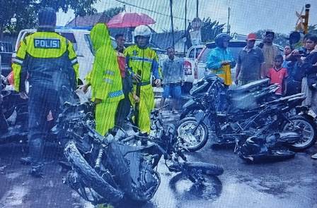 Kapolres Magetan AKBP Raden Erik Bangun Prakasa bersama tim Polantas mendatangi tempat kejadian kecelakaan tragis antara KA Malioboro Ekspres dan tujuh sepeda motor.