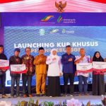 Direktur Utama SGN Mahmudi, dan Direktur Keuangan, Treasury & Global Services Bank Jatim Edi Masrianto bersama Gubernur Jatim, Khofifah Indar Parawansa saat peluncuran kredit Khusus petani tebu.