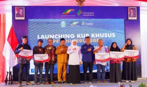 Direktur Utama SGN Mahmudi, dan Direktur Keuangan, Treasury & Global Services Bank Jatim Edi Masrianto bersama Gubernur Jatim, Khofifah Indar Parawansa saat peluncuran kredit Khusus petani tebu.