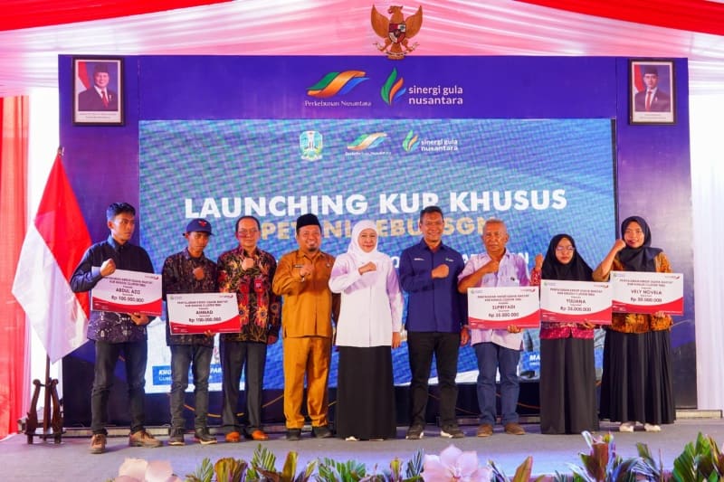Direktur Utama SGN Mahmudi, dan Direktur Keuangan, Treasury & Global Services Bank Jatim Edi Masrianto bersama Gubernur Jatim, Khofifah Indar Parawansa saat peluncuran kredit Khusus petani tebu.