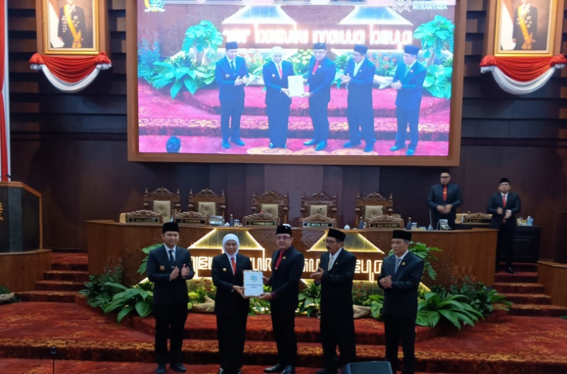 Wakil Ketua DPRD Jatim, Deni Wicaksono menyerahkan jawaban akhir fraksi terkait LKPj Gubernur Jatim 2024 ke Gubernur Khofifah Indar Parawansa. (Foto: DPRD Jatim)