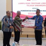 Direktur IT, Digital & Operasional bank jatim Zulhelfi Abidin memberikan CSR kepada Pj Bupati Magetan Nizhamul.