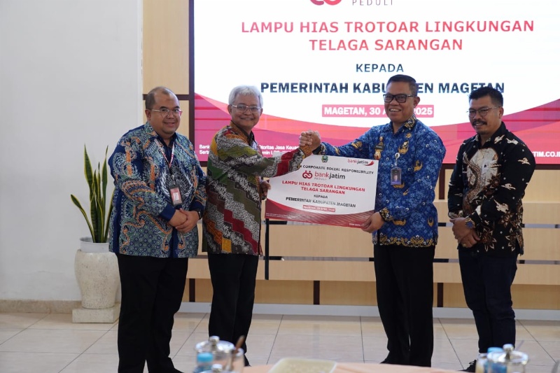 Direktur IT, Digital & Operasional bank jatim Zulhelfi Abidin memberikan CSR kepada Pj Bupati Magetan Nizhamul.