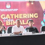 Sekretaris KPU Jatim, Nanik Karsani, bersama anggota KPU Jatim, Choirul Umam.