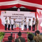 Deputi Bidang Usaha Mikro Kementerian UMKM Riza Damanik, Wakil Gubernur Jawa Timur Emil Dardak, Bupati Trenggalek Mochamad Nur Arifin, serta AVP Kredit Mikro Bank Jatim Fiki Effendy, saat launching Zona KHAS Pasar Pon.