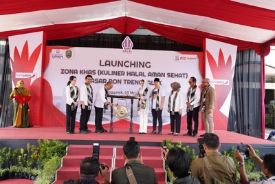 Deputi Bidang Usaha Mikro Kementerian UMKM Riza Damanik, Wakil Gubernur Jawa Timur Emil Dardak, Bupati Trenggalek Mochamad Nur Arifin, serta AVP Kredit Mikro Bank Jatim Fiki Effendy, saat launching Zona KHAS Pasar Pon.