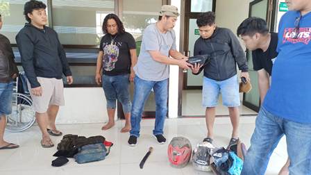 Pelaku yang diamanan polisi.