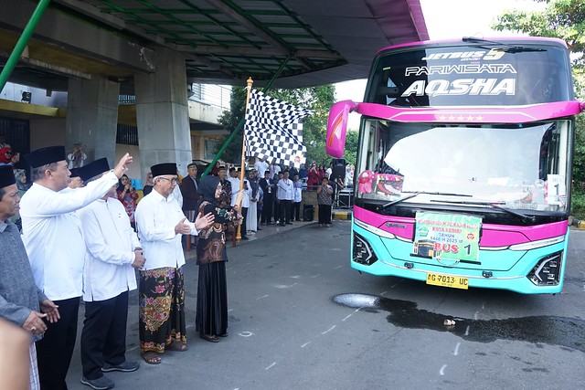 Wali Kota Kediri, Vinanda Prameswati, melepas keberangkatan 240 calon jemaah haji asal Kota Kediri dalam acara yang digelar di GOR Jayabaya.