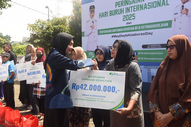Wali Kota Kediri, Vinanda Prameswati, menyerahkan santunan jaminan kematian dari BPJS Ketenagakerjaan kepada ahli waris pekerja yang meninggal dunia dan aktif sebagai peserta BPJS.