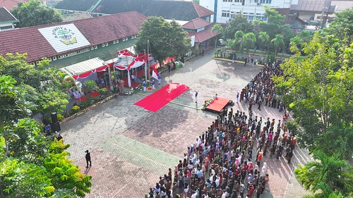 Dalam rangka memperingati Hardiknas, Pemerintah Kota Kediri menyelenggarakan upacara yang dipimpin langsung oleh Wali Kota Kediri, Vinanda Prameswati, di SMPN 1 Kota Kediri.