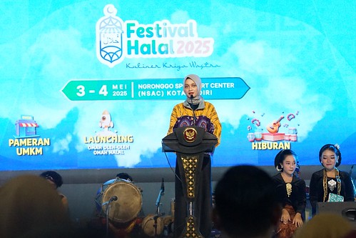 Wali Kota Kediri, Vinanda Prameswati, menghadiri Festival Halal 2025 yang digelar di Ngronggo Sport Art Center.