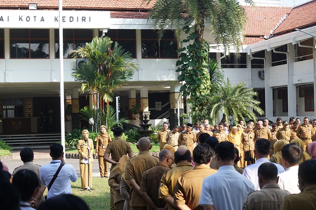 Wali Kota Kediri, Vinanda Prameswati saat memimpin apel pagi di Halaman Balai Kota Kediri.
