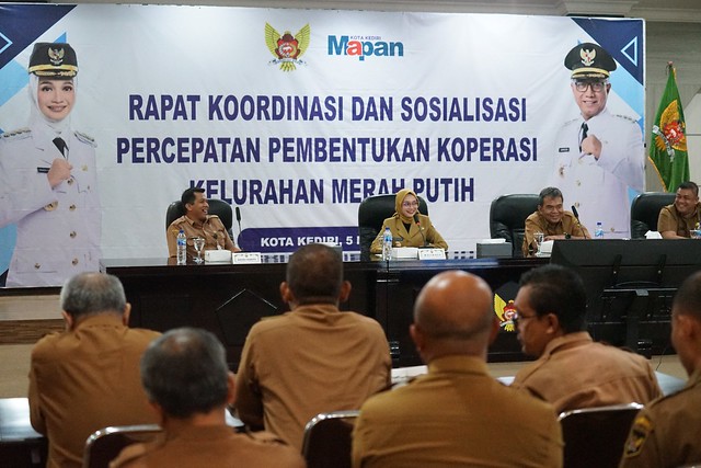 Wali Kota Kediri, Vinanda Prameswati dalam Rapat Koordinasi dan Sosialisasi Percepatan Pembentukan Koperasi Kelurahan di Ruang Joyoboyo.