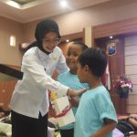 Wali Kota Kediri Vinanda Prameswati memberikan bingkisan berupa tumbler kepada anak-anak penderita thalasemia.